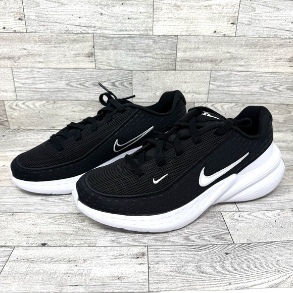 NIB- Nike Uplift SC Black and White Running Shoe Sz 7Y/8.5 Women’s - Picture 2 of 10